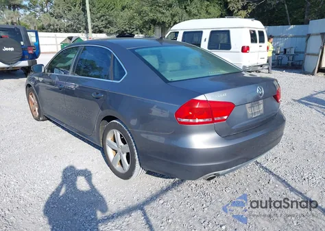 2013 Volkswagen Passat 2.5L Se z USA, uszkodzony, nr VIN 1VWBH7A33DC057409